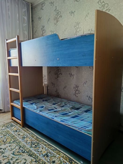 набор мебели: двухъярусная кровать, рабочий стол и тумбочка