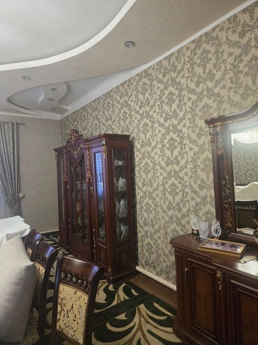 Элитная мебель для спальни: шкаф, кровать, комод с зеркалом