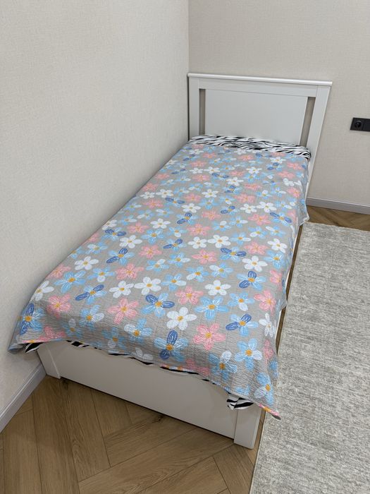 Кровать IKEA  90*200 с матрасом, ящиками