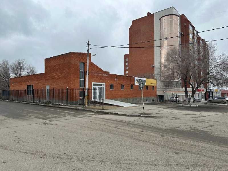 Отдельно стоящее здание в центре города.