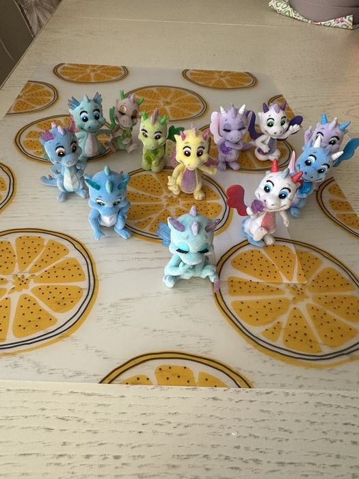 Продавам комплект пластмасови дракончета