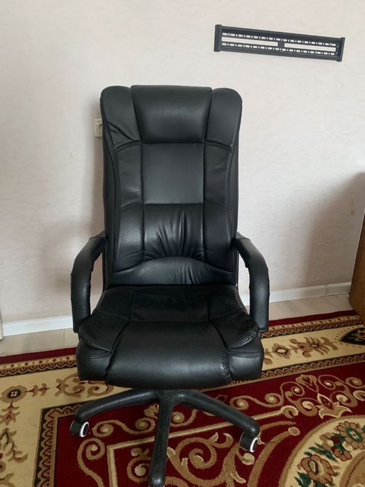 Офисный кресло и диван