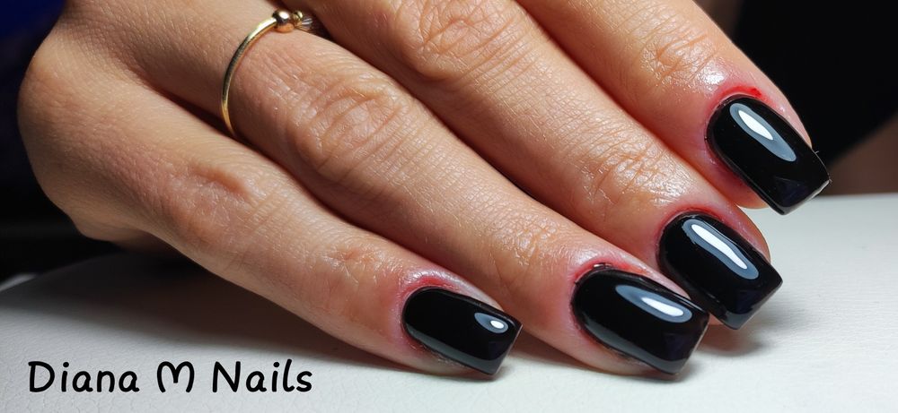 Unghii cu gel și oja semi