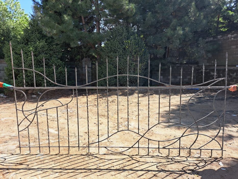 Забор металлический, калитка, забор