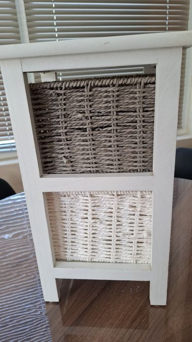 Малко дървено шкафче