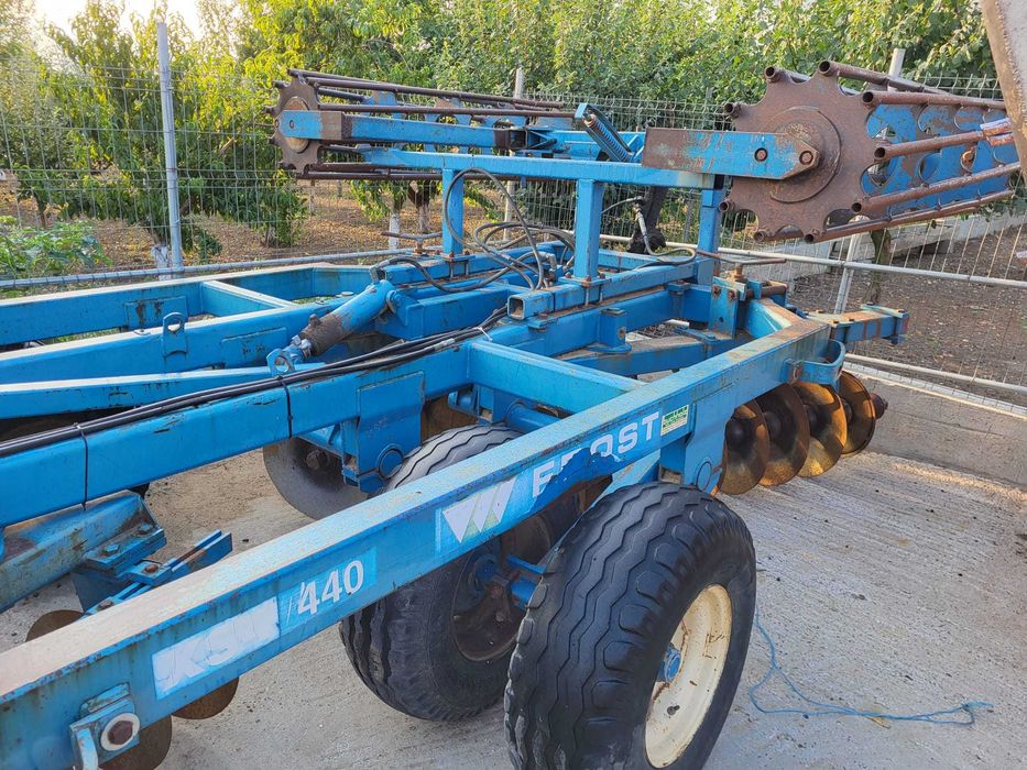 Disc greu rabatabil hidraulic Frost 4.40 m cu tavalug, perfecta stare