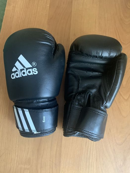 Боксерские перчатки продам