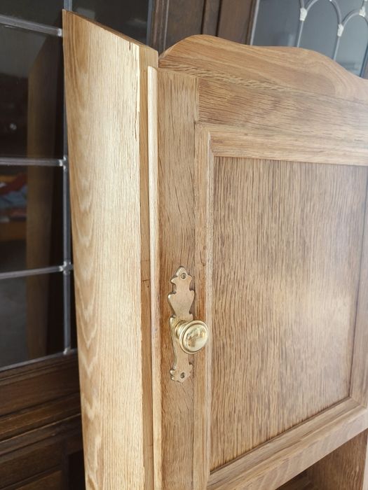 Дъбово шкафче за стена