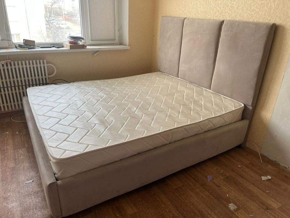 Кровать с матрасом