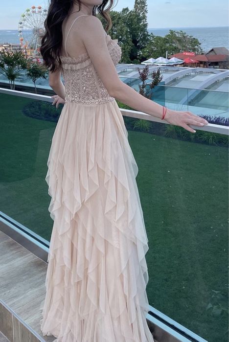 Официална рокля с мънисти.