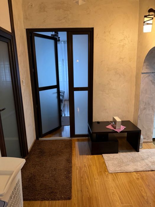 Inchiriez casa la curte