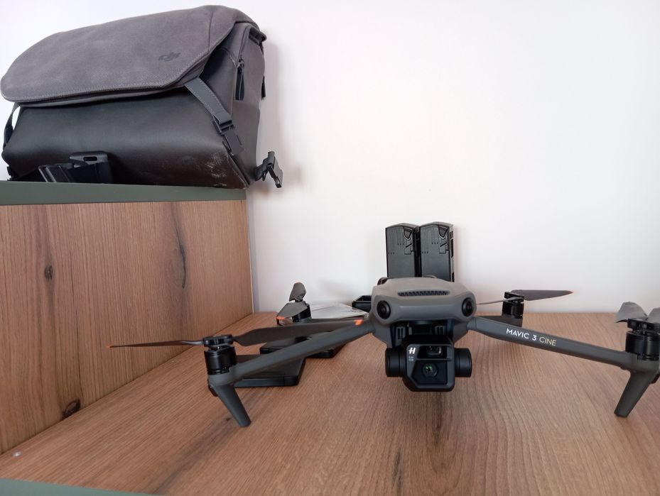 DJI Mavic 3 CINE Premium Combo - професионален дрон в отлично състояние