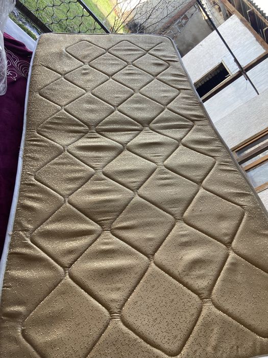 Кровать с матрасом