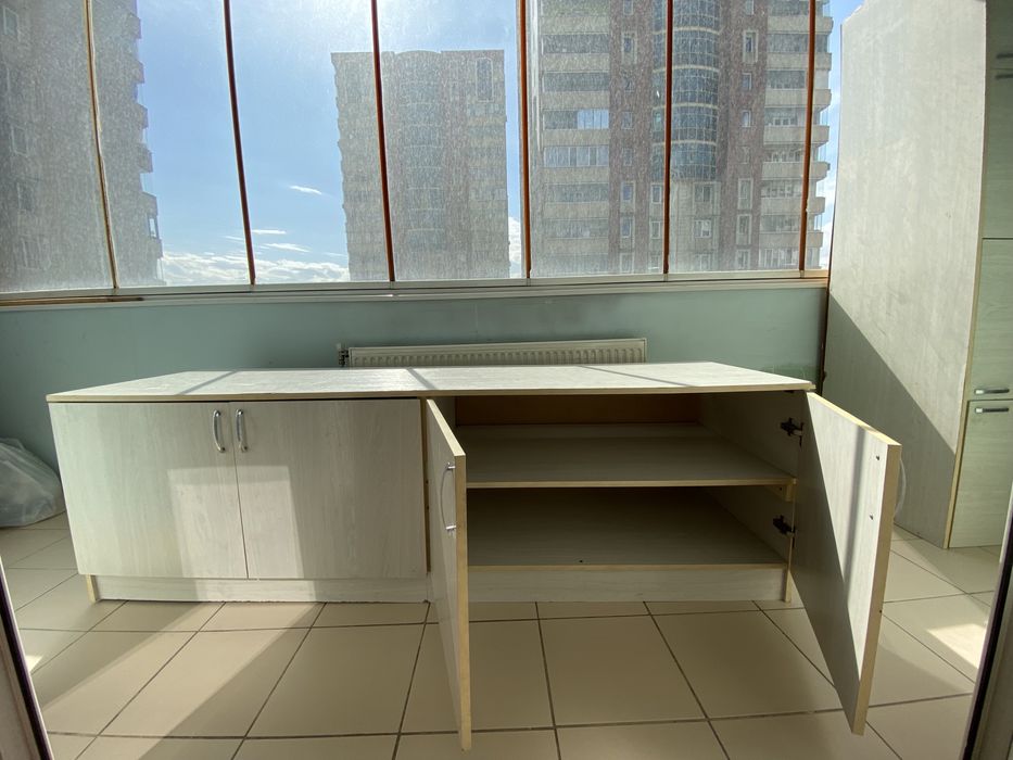 Шкафчик, можно положить обувь и одежду.