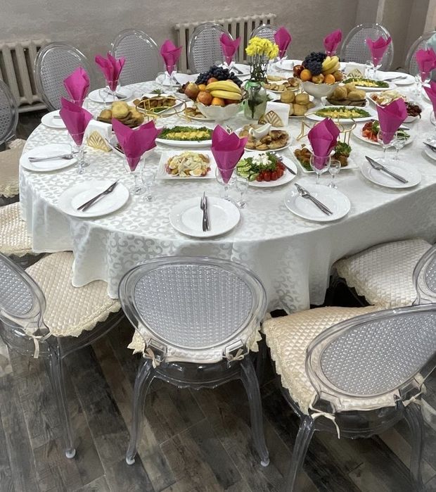 Прозрачные стулья “Chiavari” и столы для ресторана