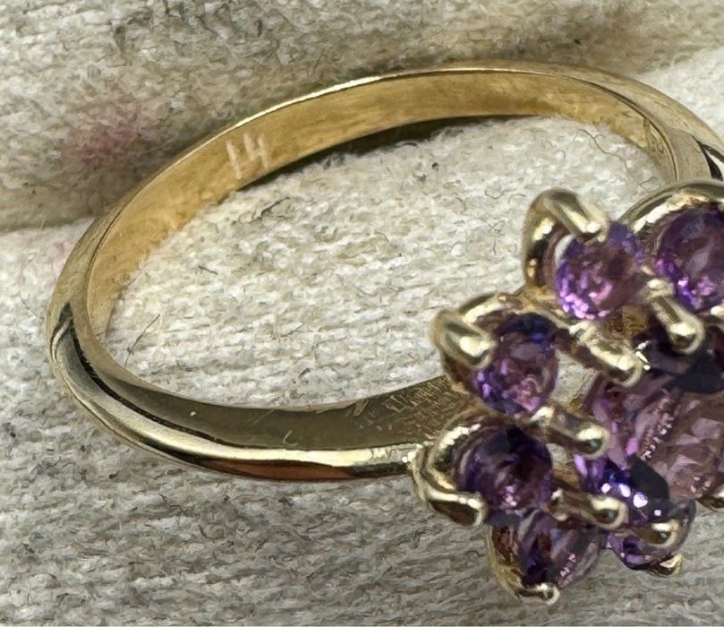 18-каратов златен пръстен аметисти.