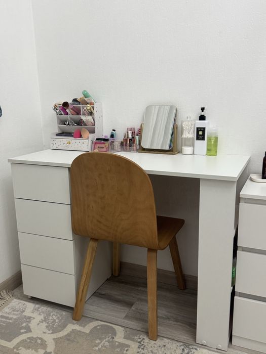 Комод , стол космтический