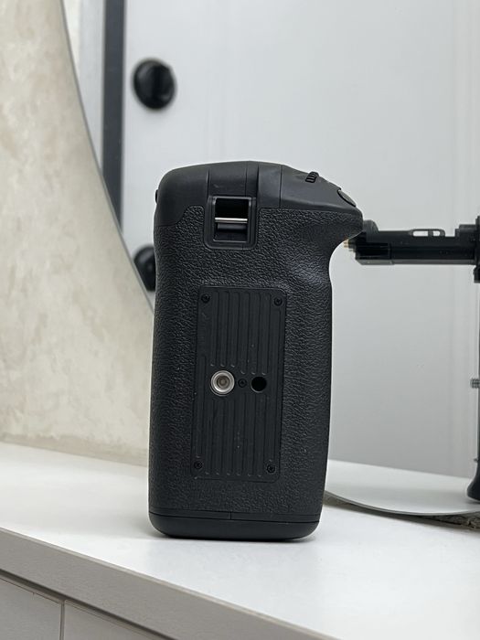 Батарейный блок (бустер) canon BG-E20