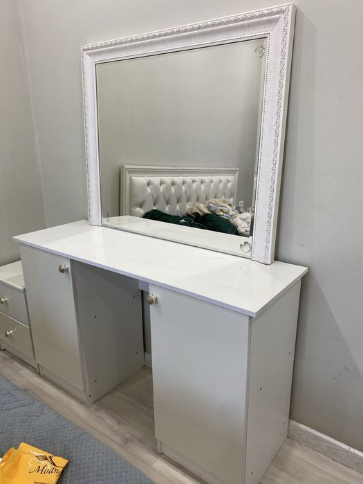 Туалетный столик с зеркалом