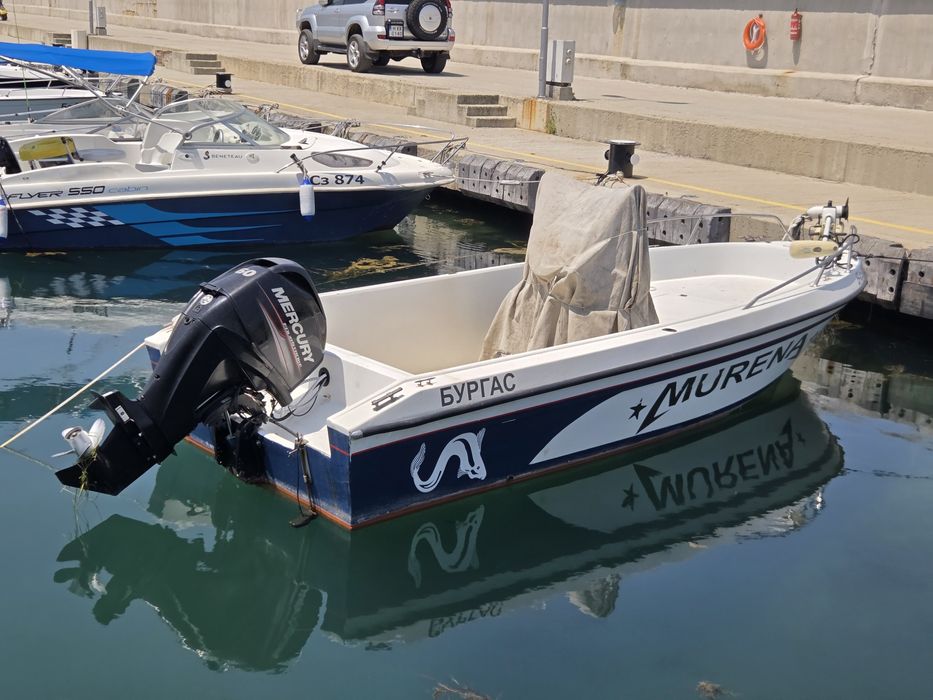 Лодка с двигател