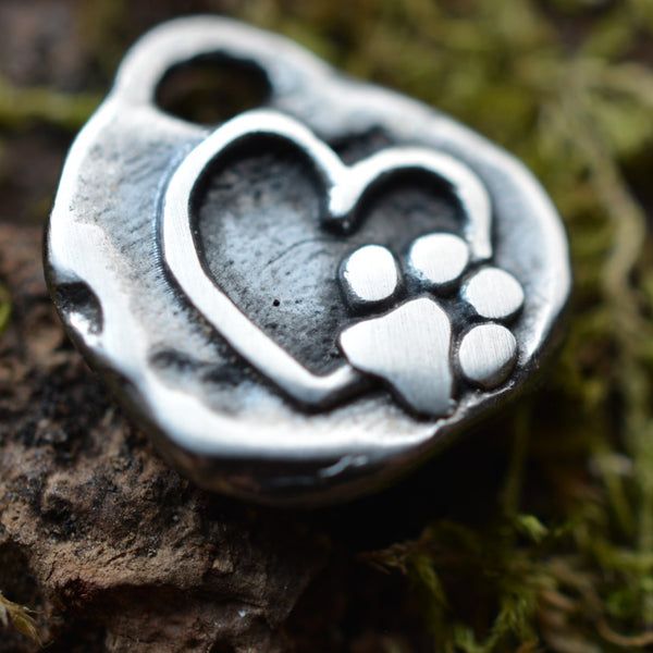 Сребърен медальон сърце с лапичка 925 – за любители на животни