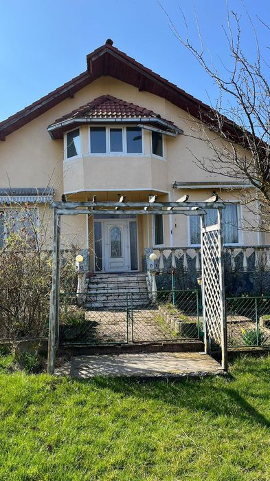 Vând casa la Orosfaia