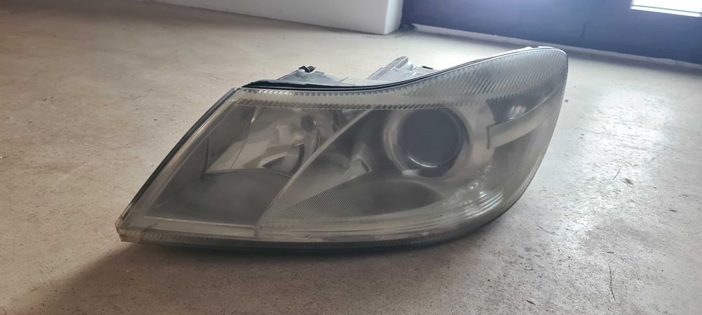 Faruri skoda octavia  2011