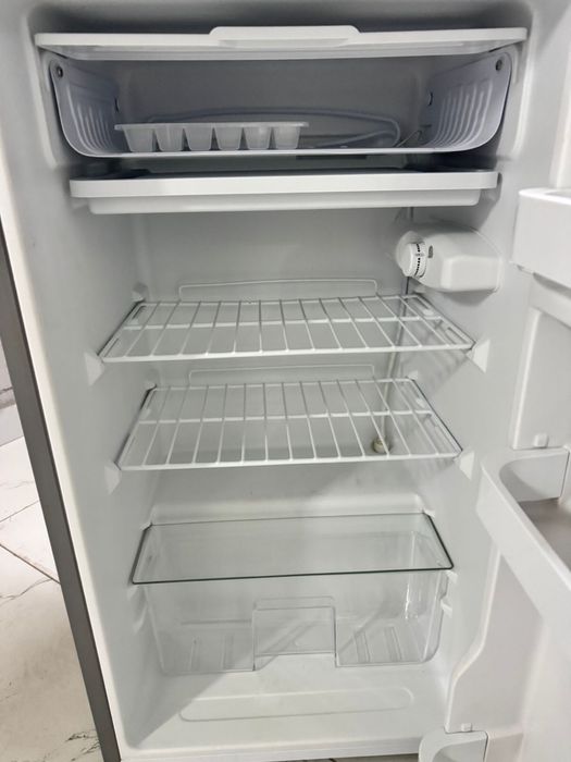 Хододильник серого цвета новый