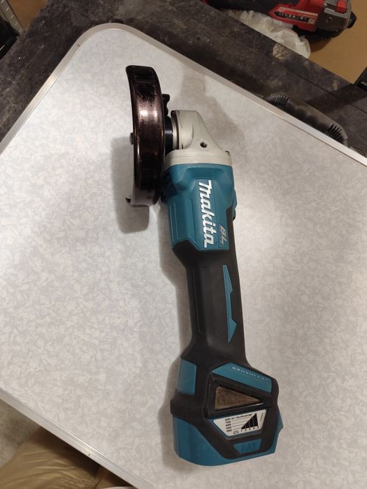 Безчетков акумулаторен ъглошлайф Макита Makita DGA511 като нов регулир