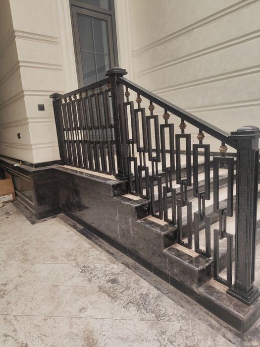 Перила из метала, нержавейки и стекла