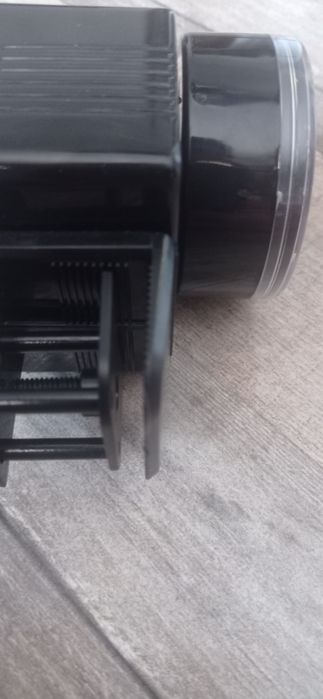 Hrănitor automat pentru pești