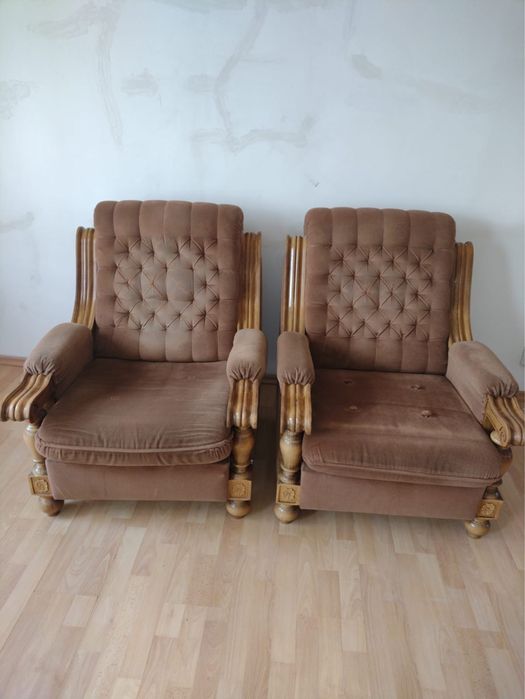 Set living din lemn masiv și catifea – canapea extensibilă + 2 fotolii