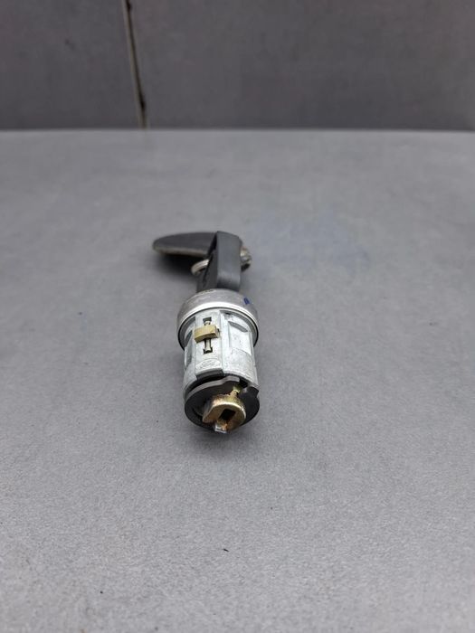 Contact cu cheie UC592300 A Ford Mondeo 1992 1.6 MT (90 hp)