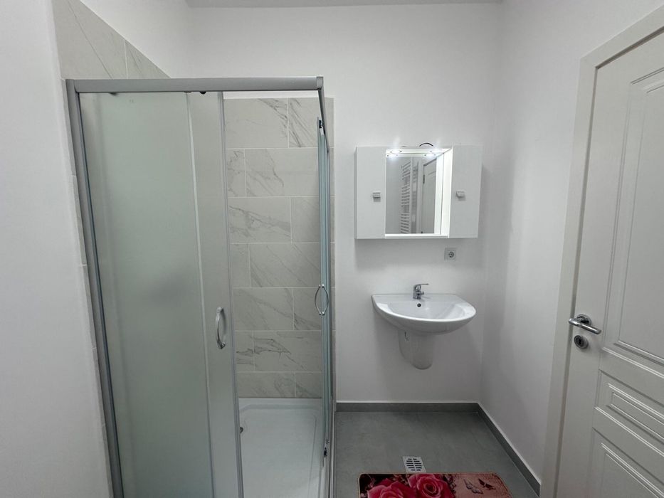 Închiriez garsoniera