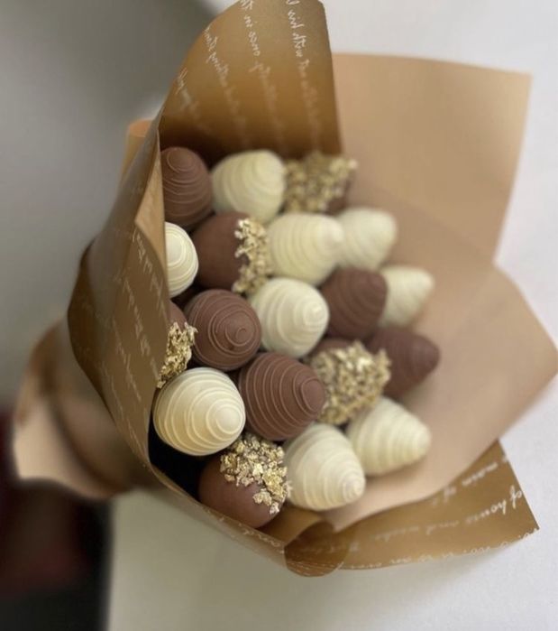 Клубника в шоколаде в виде торта