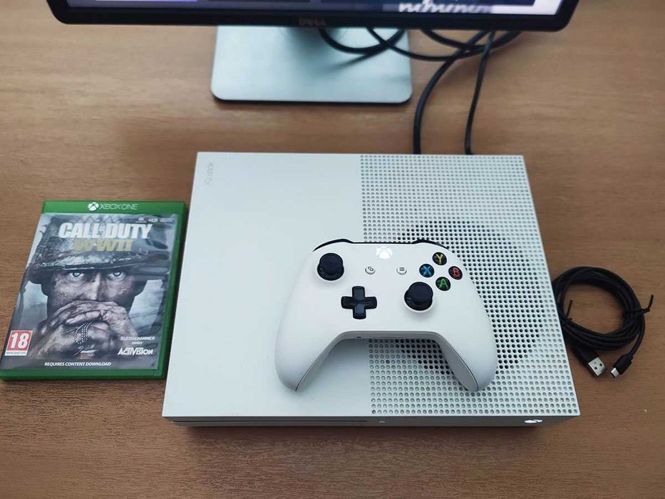 Xbox One S с джойстик, кабели и подарък игра