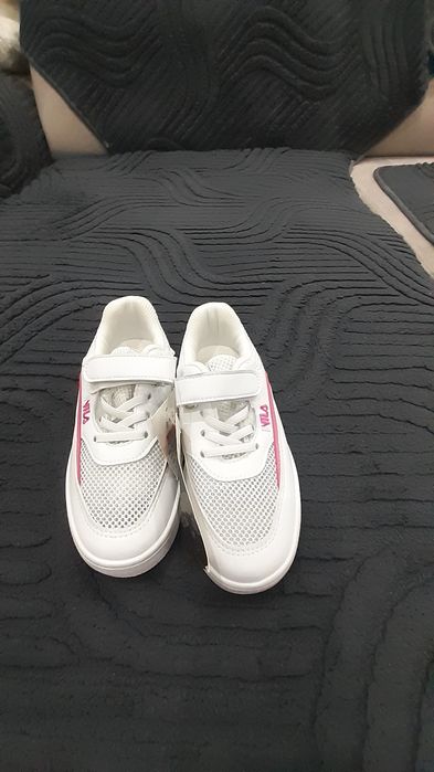 Продам кроссовки на девочек.