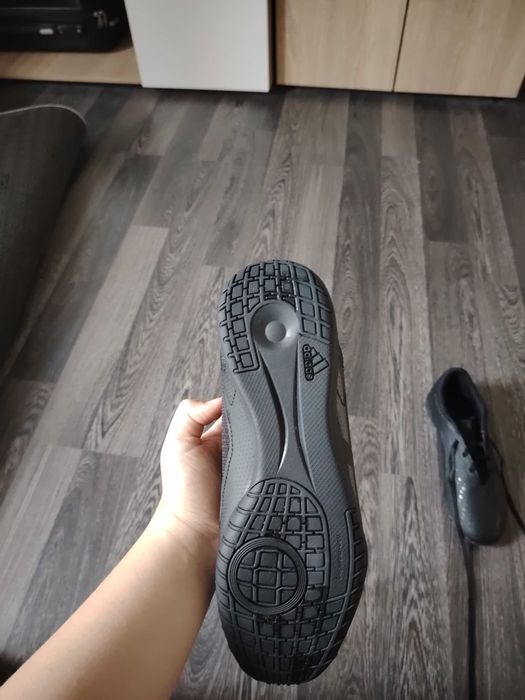 Продавам стоножки на Adidas оригинални нямат забележки 40 номер