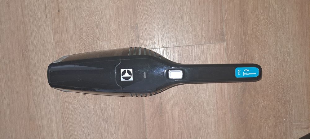 вертикална прахосмукачка Electrolux EERC70EB без торбичка