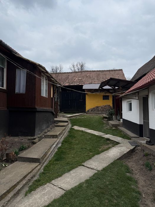 Casă, teren intravilan 1800mp, anexe, acoperiș nou