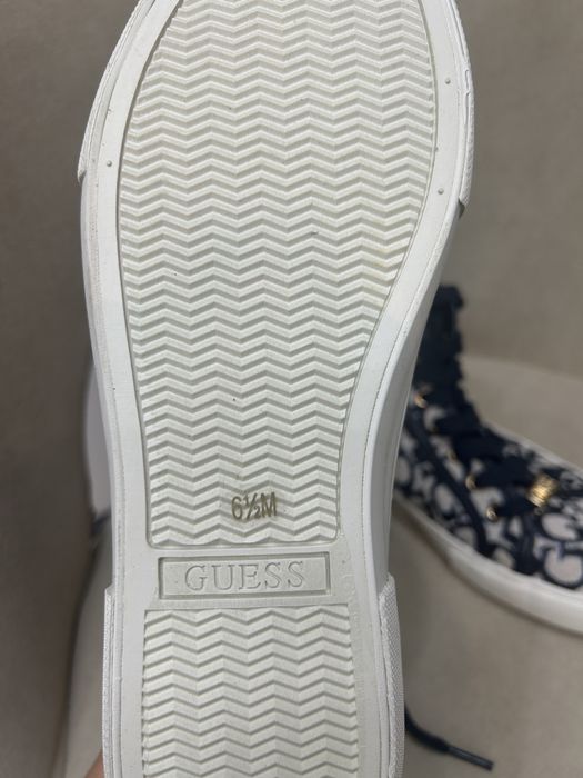 Продам новые кеды Guess
