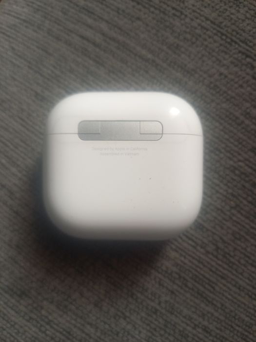 Продам наушники Airpods 4