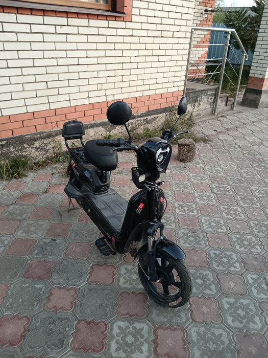 Продам скутер ск8