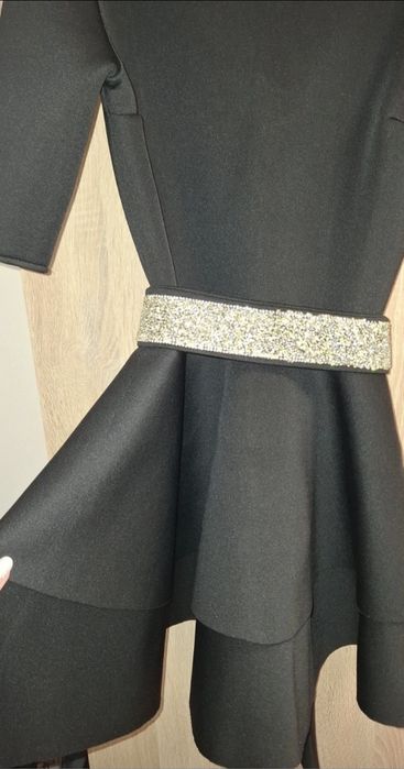 Rochie neagră scurtă de ocazie- Model Baby-doll cu centură cristale