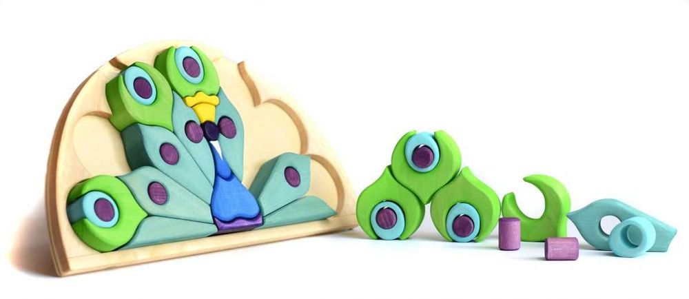 Puzzle-ul Paun din lemn