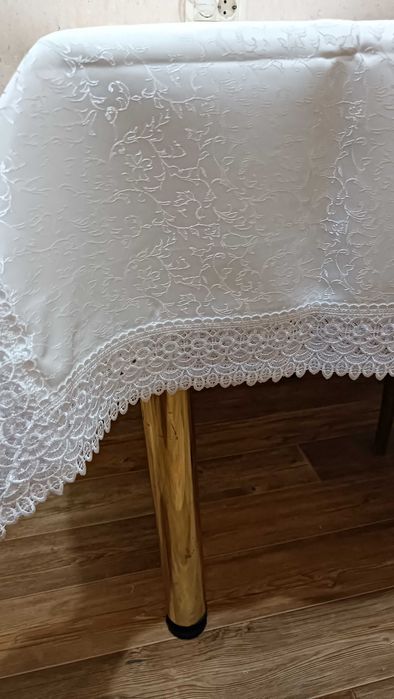 Скатерть на  стол книжку