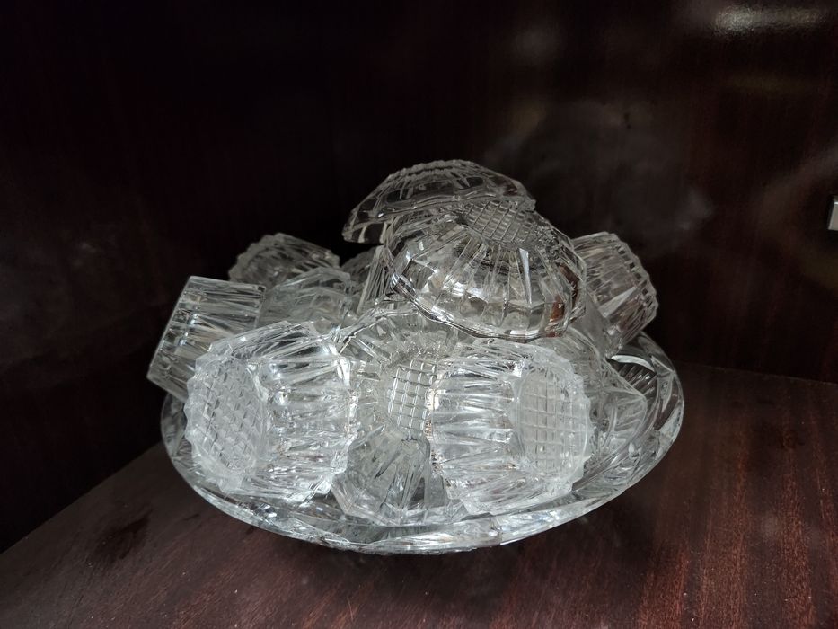 Продам хрустальные рюмки,фруктовницу