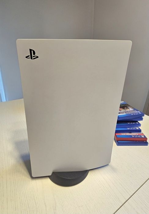 Vand pachet Sony PS5 + setup racing Logitech + jocuri. Impecabile!