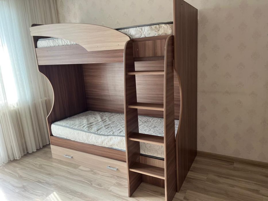 Продам диван и детский спальный гарнитур.