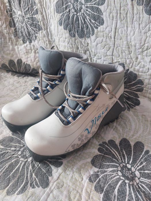 Продам лыжные ботинки